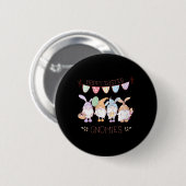 女性用イースターグノームTシャツ、ハッピーイースターグノーミーズV 缶バッジ (正面&裏面)