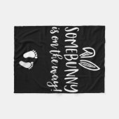 女性用イースター妊娠発表Tシャツ Somebun フリースブランケット (正面(横))