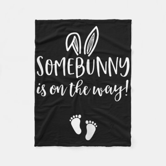 女性用イースター妊娠発表Tシャツ Somebun フリースブランケット (正面)