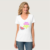 女性用VネックTシャツ ビーチで食べる 寝る 繰り返す Tシャツ (正面フル)
