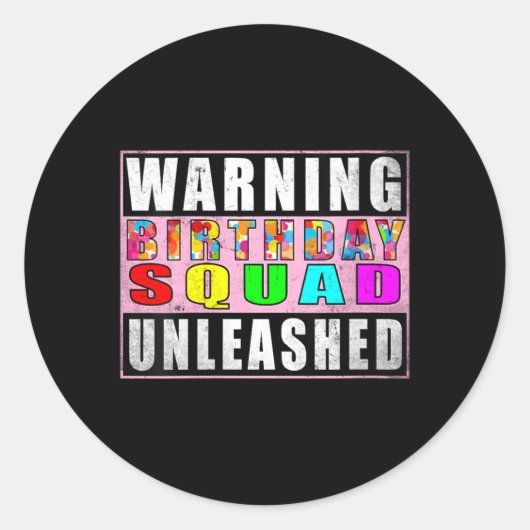 女性警告 誕生日チーム解放 面白い ラウンドシール (正面)