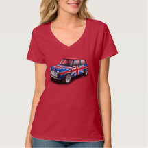 女性赤のTシャツの英国国旗のクラシックな小型車