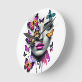 女性顔と蝶、ファンタジー ラウンド壁時計 (傾斜)