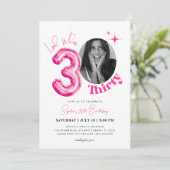 女性30th誕生日ピンクのバルーンのモダン写真 招待状 (スタンド正面)