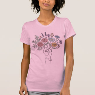女性：変革の拳と開花の心 Tシャツ