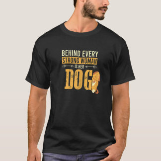 女性 犬の飼い主 強い女性の後ろには彼女がいます Tシャツ