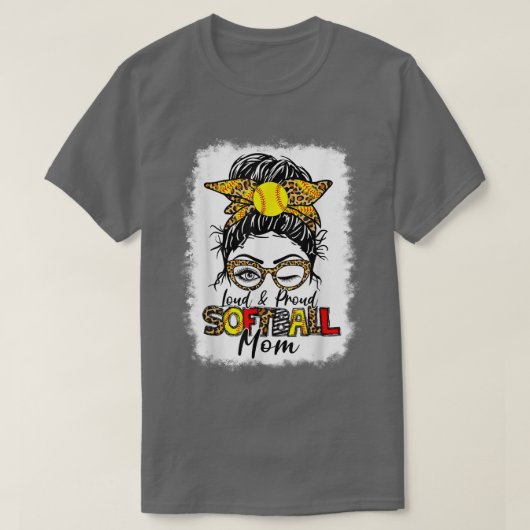 女性Loud & Softball誇りを持ったママMessy Bun Leopard Tシャツ (デザイン正面)
