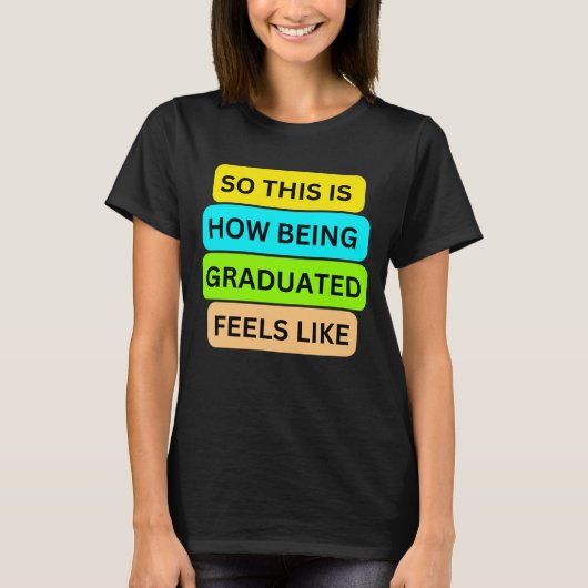 女性Tシャツ黒SO_THIS_IS_HOW_BEING_GRADUATE Tシャツ (正面)