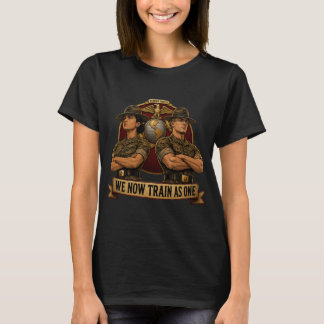 女性USMCドリルインストラクター 私たちは今1つとしてトレーニングしています Tシャツ