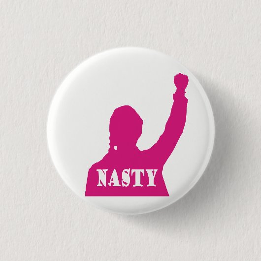 女扱いにく性はアレタに残る 缶バッジ (正面)