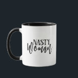 女扱いにく性 マグカップ<br><div class="desc">現在の政治的議論を表すマグカップ。名前または文字でパーソナライズ</div>