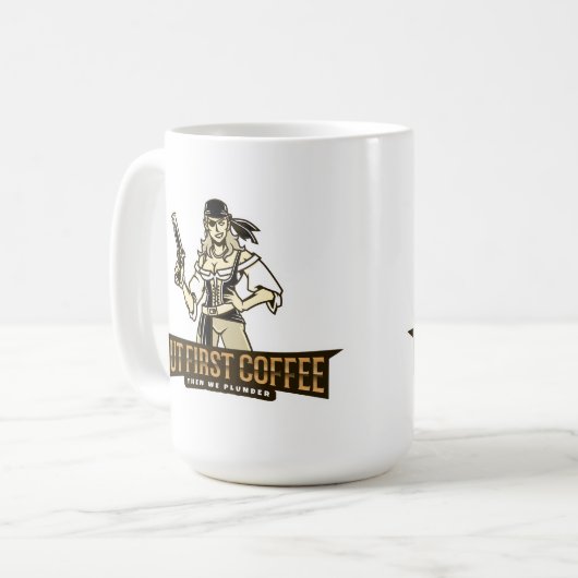 女海賊が最初のコーヒーを飲み込み、次に我々は略奪する コーヒーマグカップ (正面左)