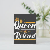女王が引退しました 女性 面白い年金受給者 ポストカード (スタンド正面)