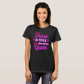 女王に次ぐ称号 看護師 可愛いフレーズ Tシャツ (正面フル)