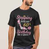 女王のように60誕生日に踏み込む女性 Tシャツ (正面)