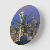 女王のアンケリー公園から見られるシアトル ラウンド壁時計 (傾斜)