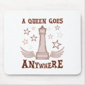 女王はどこにでも行くチェス – チェスおもしろい引用文 マウスパッド (正面)