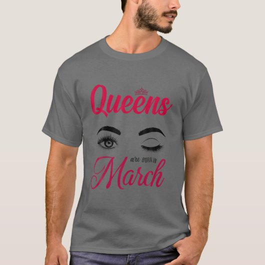 『女王はマッ生まれハ女子誕生日月日』 Tシャツ (正面)