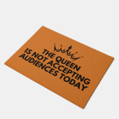 女王は今日の観客を受け入れていない ドアマット (アングル)