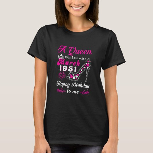 女王は1951年生まれ3月にMにハッピーバースデーした Tシャツ (正面)