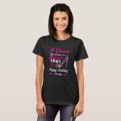 女王は1951年生まれ3月にMにハッピーバースデーした Tシャツ (正面フル)