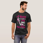 女王は1961年7生まれ月に高ヒール61位誕生だった Tシャツ (正面フル)