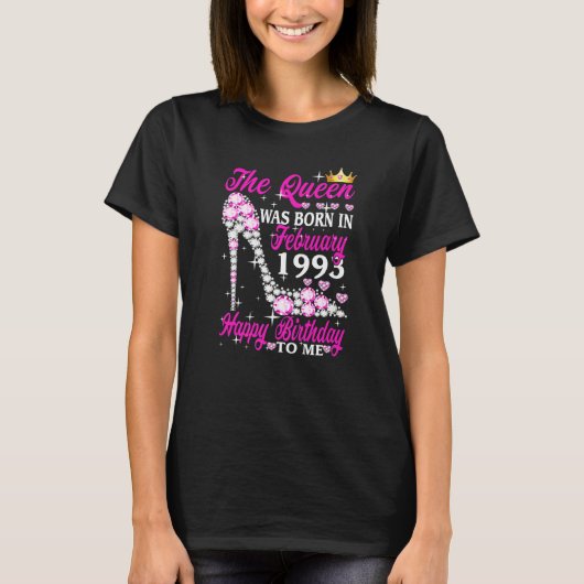 女王は1993生まれ年2月30日の誕生日 Tシャツ (正面)