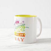 女王は5月の誕生日プレゼントで生まれます ツートーンマグカップ (正面右)