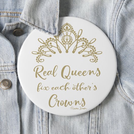女王実在がお互いの王冠を決め合う 缶バッジ (インサイチュ)