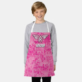 女疑問に思ピンク漫画ブックコラージロゴ エプロン (着用した状態)