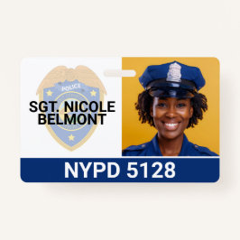 女警察官が微笑む バッジ