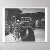 女食べ物を与えの熊。 ポスター (正面)