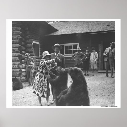 女食べ物を与えの熊。 ポスター (正面)