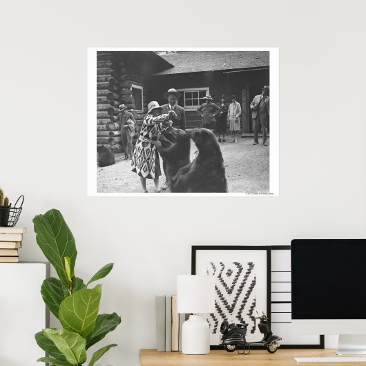 女食べ物を与えの熊。 ポスター (ホームオフィス)