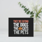 奴らは犬を食べる 猫を食べる ペットを食べる ハロウィン ポストカード (スタンド正面)