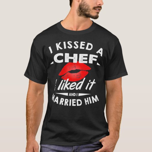 好きな料理人にキスして彼と結婚したも Tシャツ (正面)