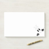 好奇心おもしろいに満ちた目でメモをポストする ポストイット (デスク)