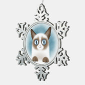 好奇心が強いシャムの子ネコ スノーフレークピューターオーナメント (右)