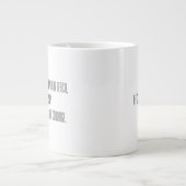 好奇心と勇気には余分なコーヒーが必要 ジャンボコーヒーマグカップ (正面)