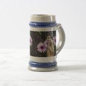 好奇心の開花：紫のデイジーの間のメルカト ビールジョッキ (正面右)