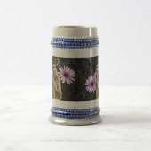 好奇心の開花：紫のデイジーの間のメルカト ビールジョッキ (中央)