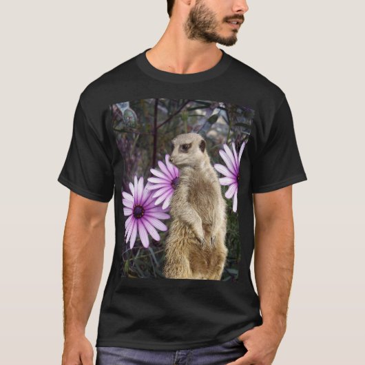 好奇心の開花:紫のデイジーの間のメルカト Tシャツ (正面)
