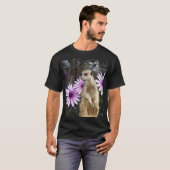 好奇心の開花:紫のデイジーの間のメルカト Tシャツ (正面フル)