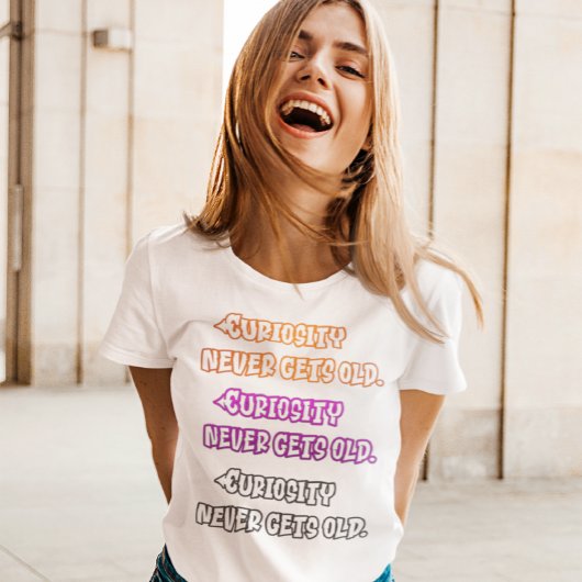 好奇心は決して古くならない Tシャツ