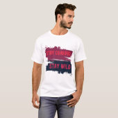 好奇心を忘れず野生児のように生きる インパクトのあるフレーズTシャツ Tシャツ (正面フル)