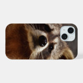 好奇心旺盛なアライグマの写真 iPhone 15ケース (裏面横)