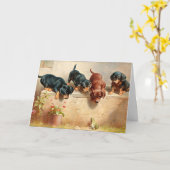 好奇心旺盛なダックスフントの子犬とカエル カード (黄色い花)