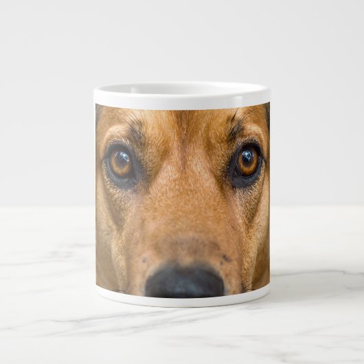 好奇心旺盛な犬の観察 ジャンボコーヒーマグカップ (正面)