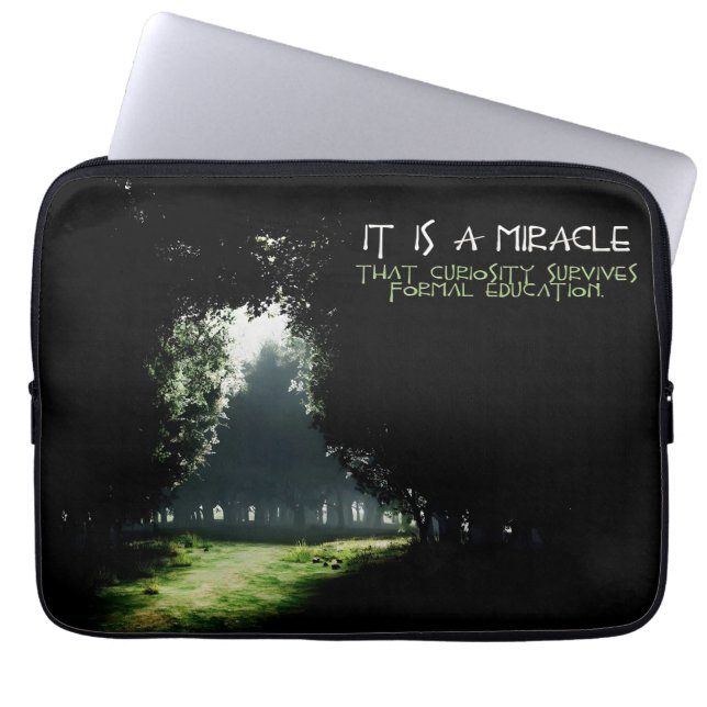 「好奇心」感動的引用文 ラップトップスリーブ (正面)