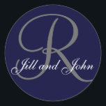 好意および招待を結婚するためのモノグラムのステッカー ラウンドシール<br><div class="desc">好意および招待を結婚するためのモノグラムのステッカー。 Elke Clarkeによるこのエレガントなデザインは、あなたの名前と名前入りおよびモノグラム、またあなたの結婚式色である場合もあります。 今度はZazzleはあなたのステッカーの形のための多くの選択をまた提供します。 円形、正方形、長方形、三角、楕円形から、ハートおよび星形選んで下さい。 あなたのセーブ・ザ・デート案内、結婚式招待状の封筒用シールから始まるあなたの結婚式の多くのステージのためのエレガントで、多目的な付属品好意のステッカーおよび菓子器のラベルを結婚します。</div>